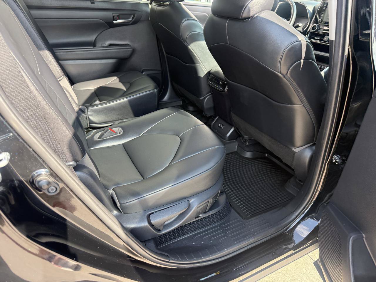 Used 2021 Toyota Highlander XLE AWD/4WD image 19
