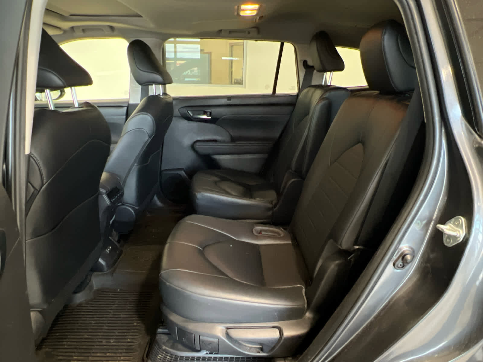 Used 2023 Toyota Highlander XLE AWD/4WD image 13