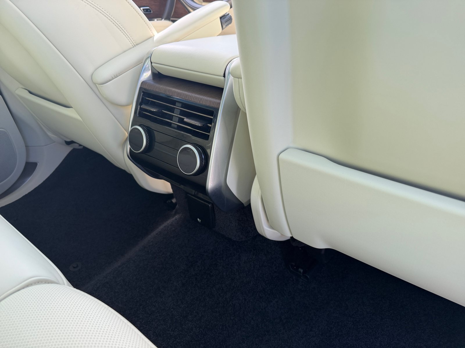 Used 2025 Land Rover Range Rover SE AWD/4WD image 13