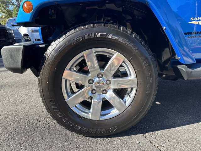 Used 2015 Jeep Wrangler Unlimited Sahara w/ Connectivity Group AWD/4WD image 13