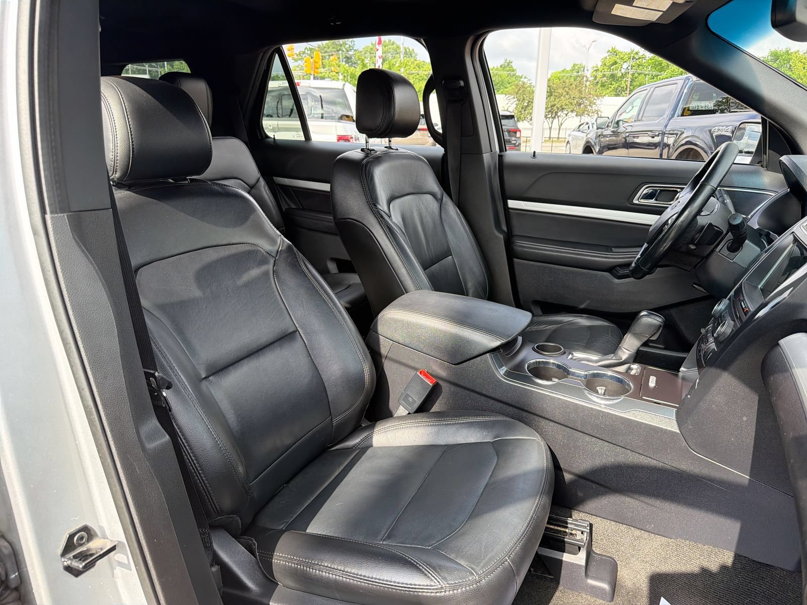 Used 2017 Ford Explorer XLT w/ Equipment Group 202A FWD image 27