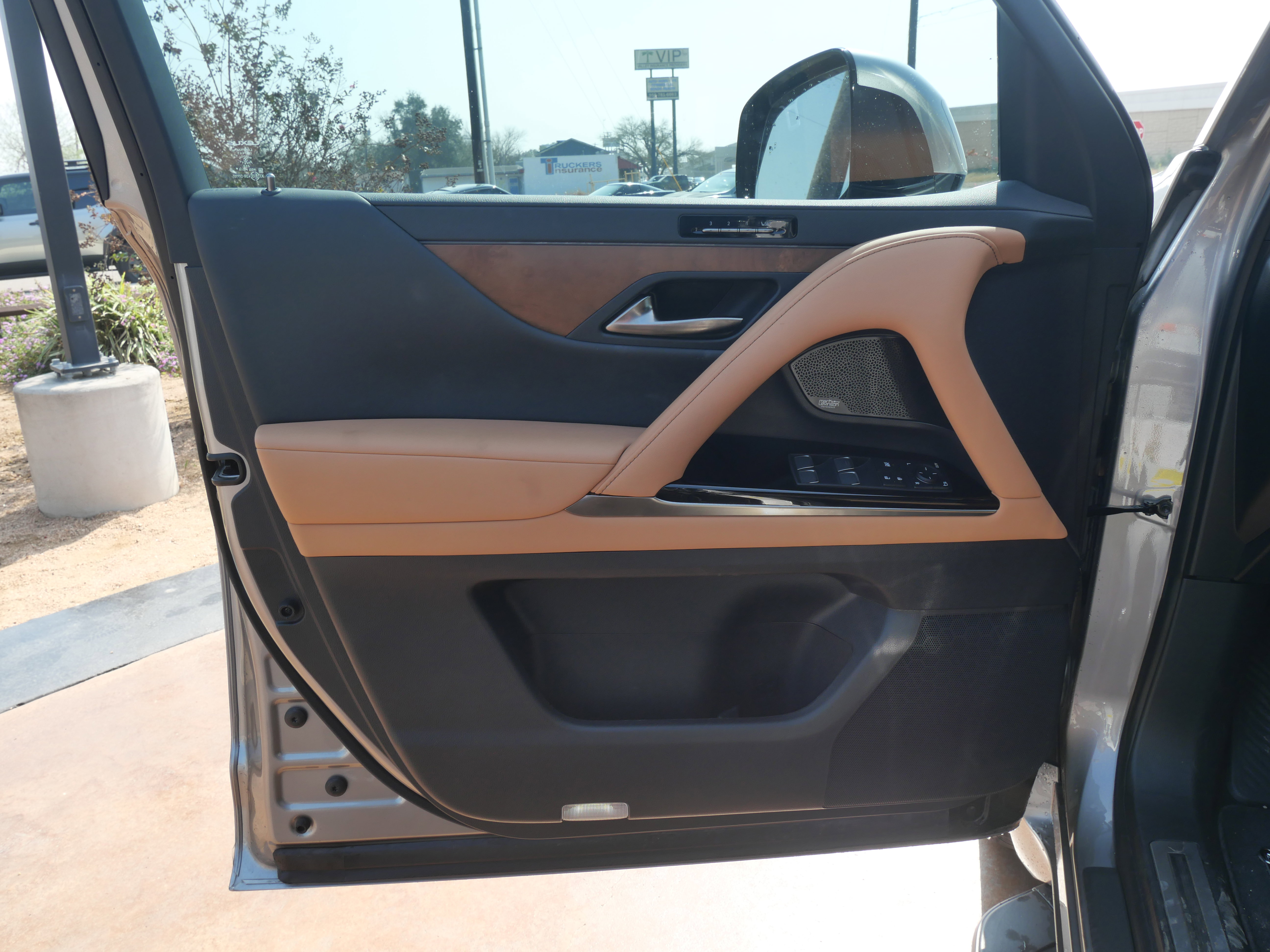 Certified 2024 Lexus LX 600 4WD w/ Luxury Package image 17