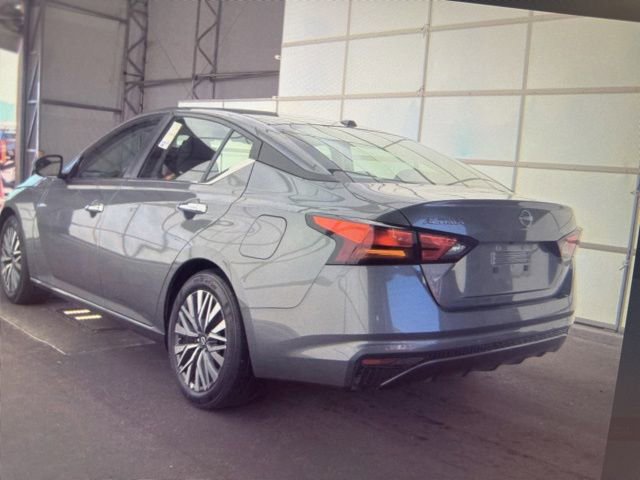 Used 2025 Nissan Altima 2.5 SV FWD image 8