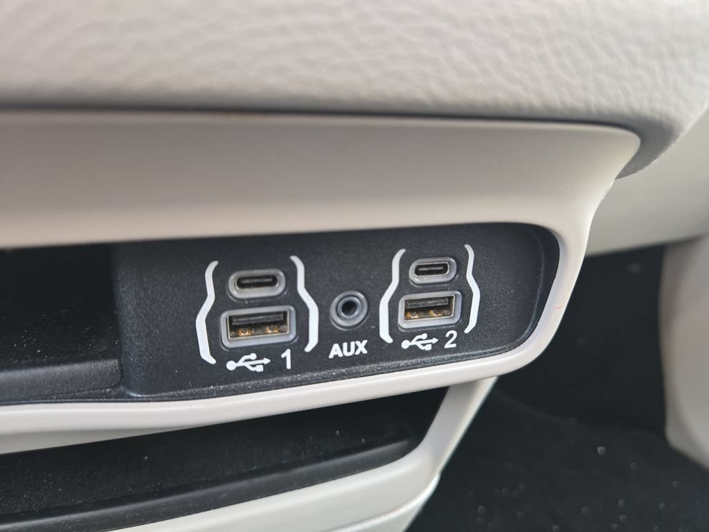 Used 2023 Chrysler Pacifica Touring-L FWD image 32