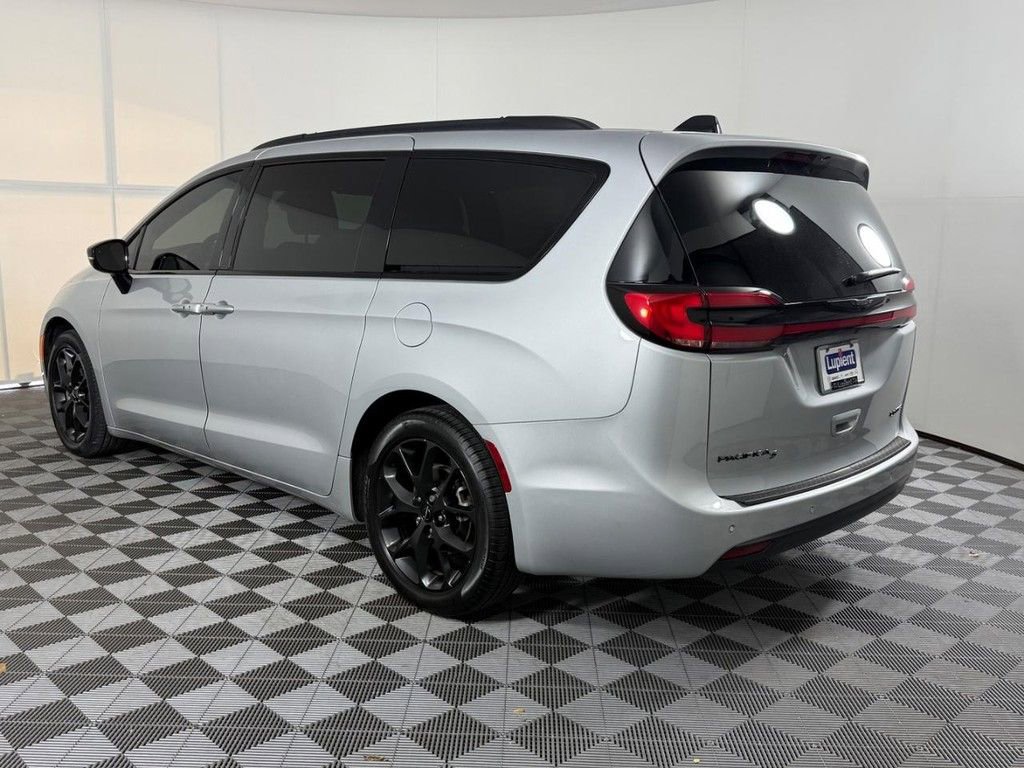 Used 2024 Chrysler Pacifica Limited w/ S Appearance Package image 8
