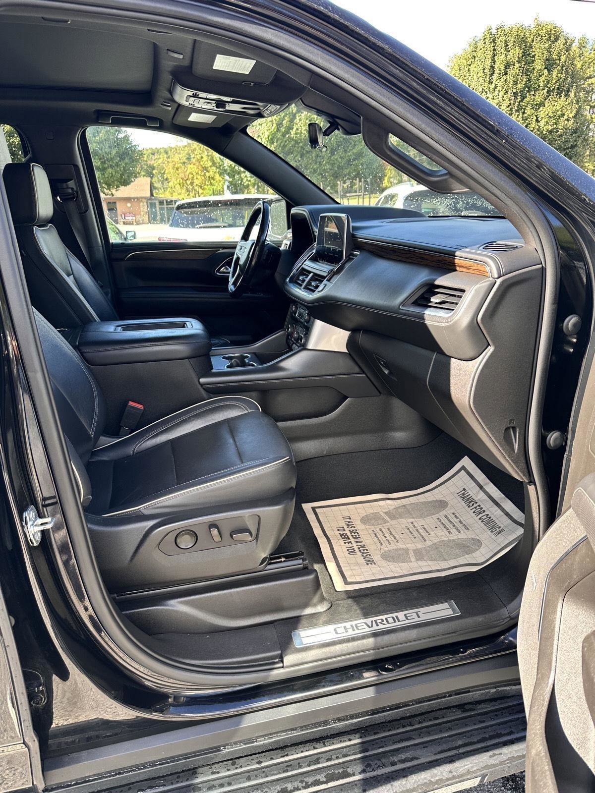 Used 2021 Chevrolet Suburban Premier w/ Premium Package RWD image 11
