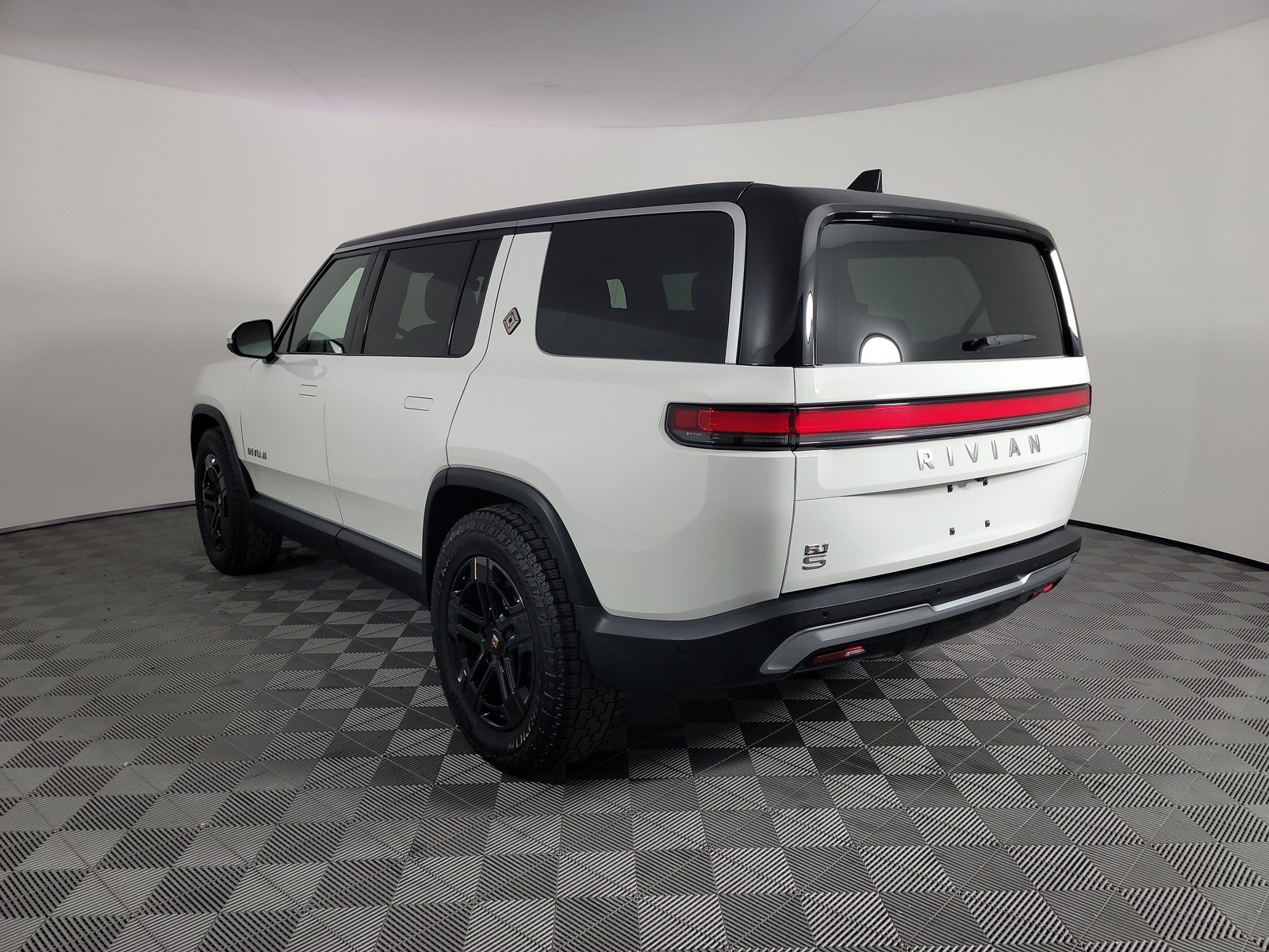 Used 2024 Rivian R1S Adventure AWD/4WD image 3