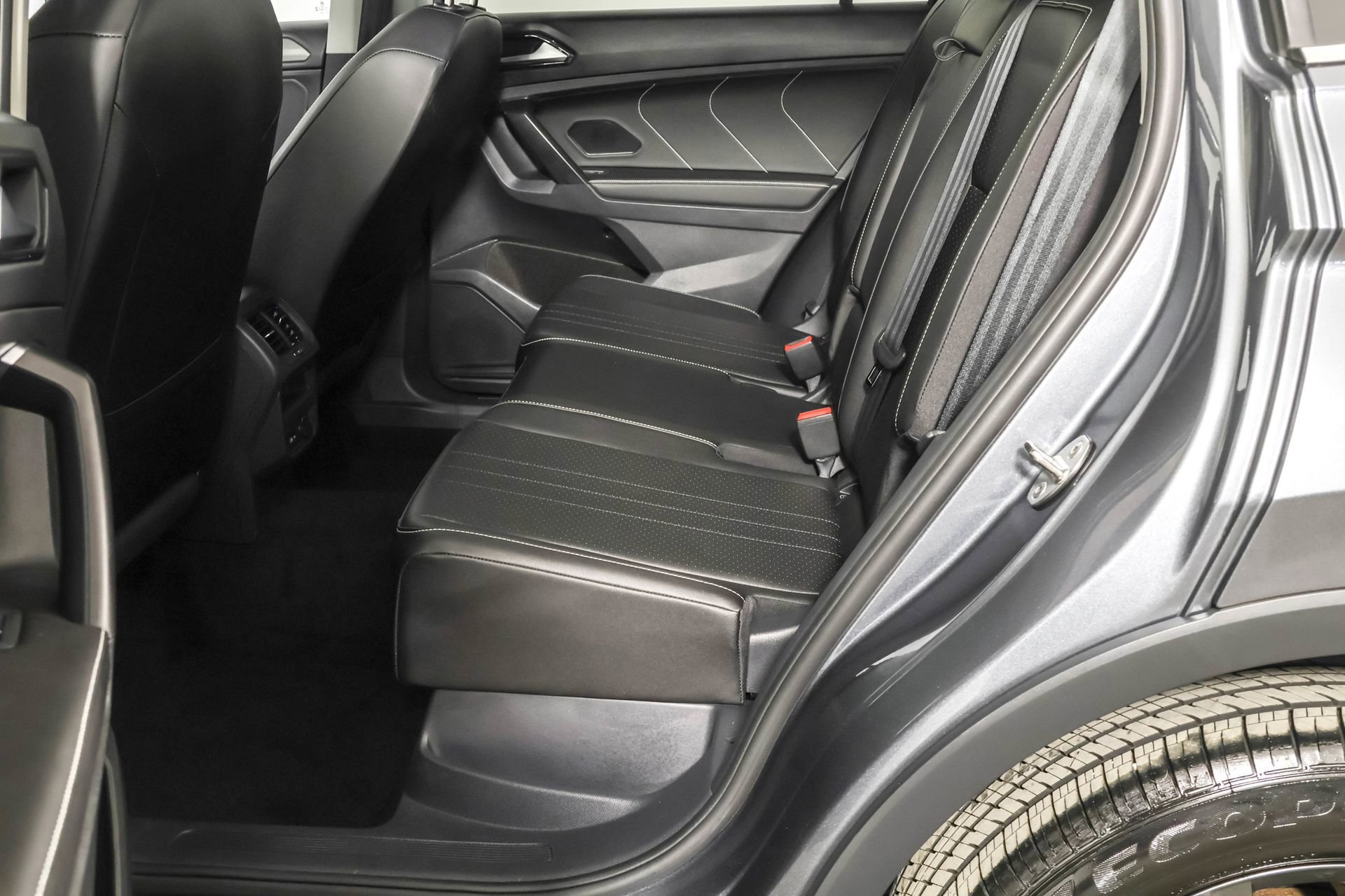 Used 2023 Volkswagen Tiguan SE image 34