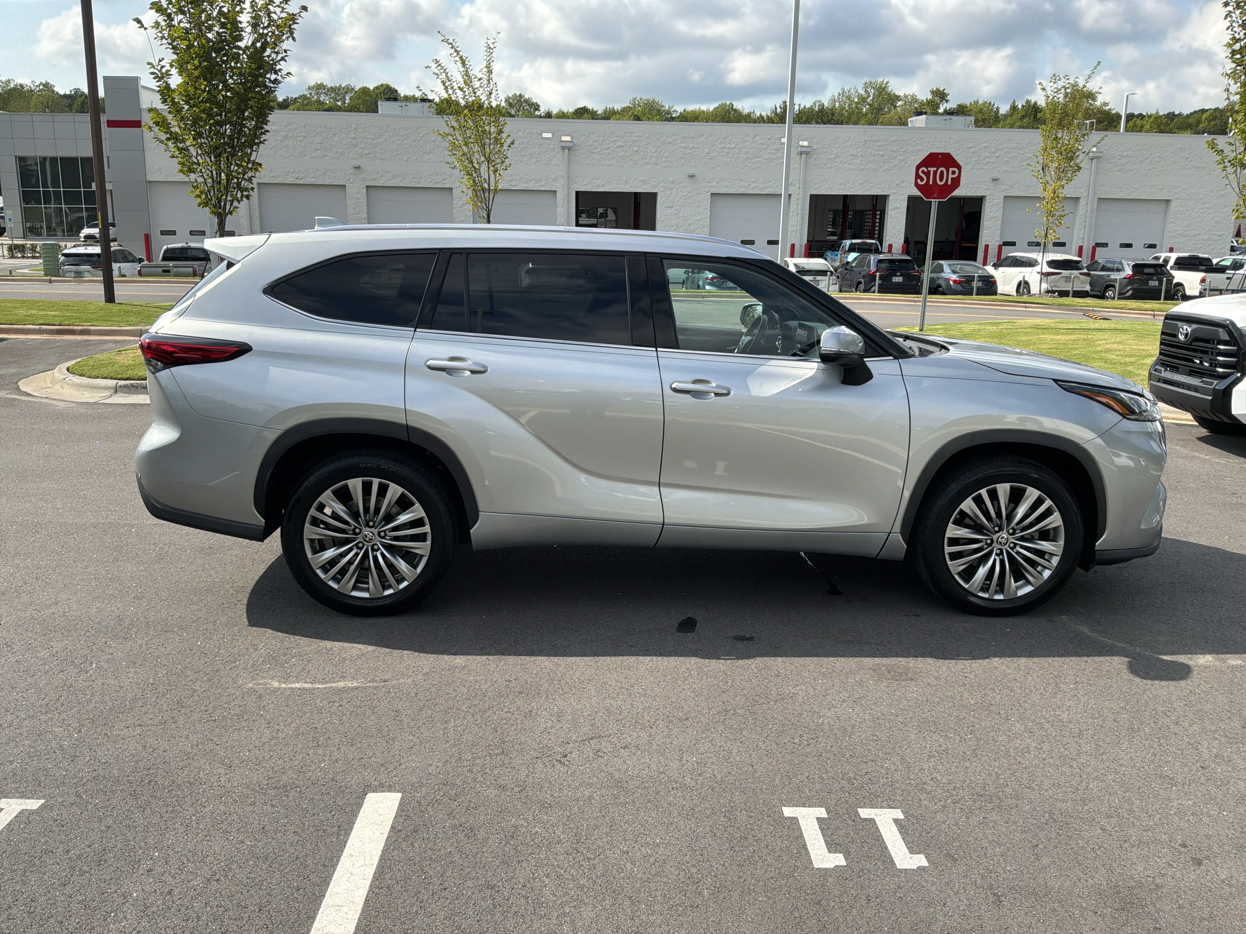 Used 2022 Toyota Highlander Platinum FWD image 11
