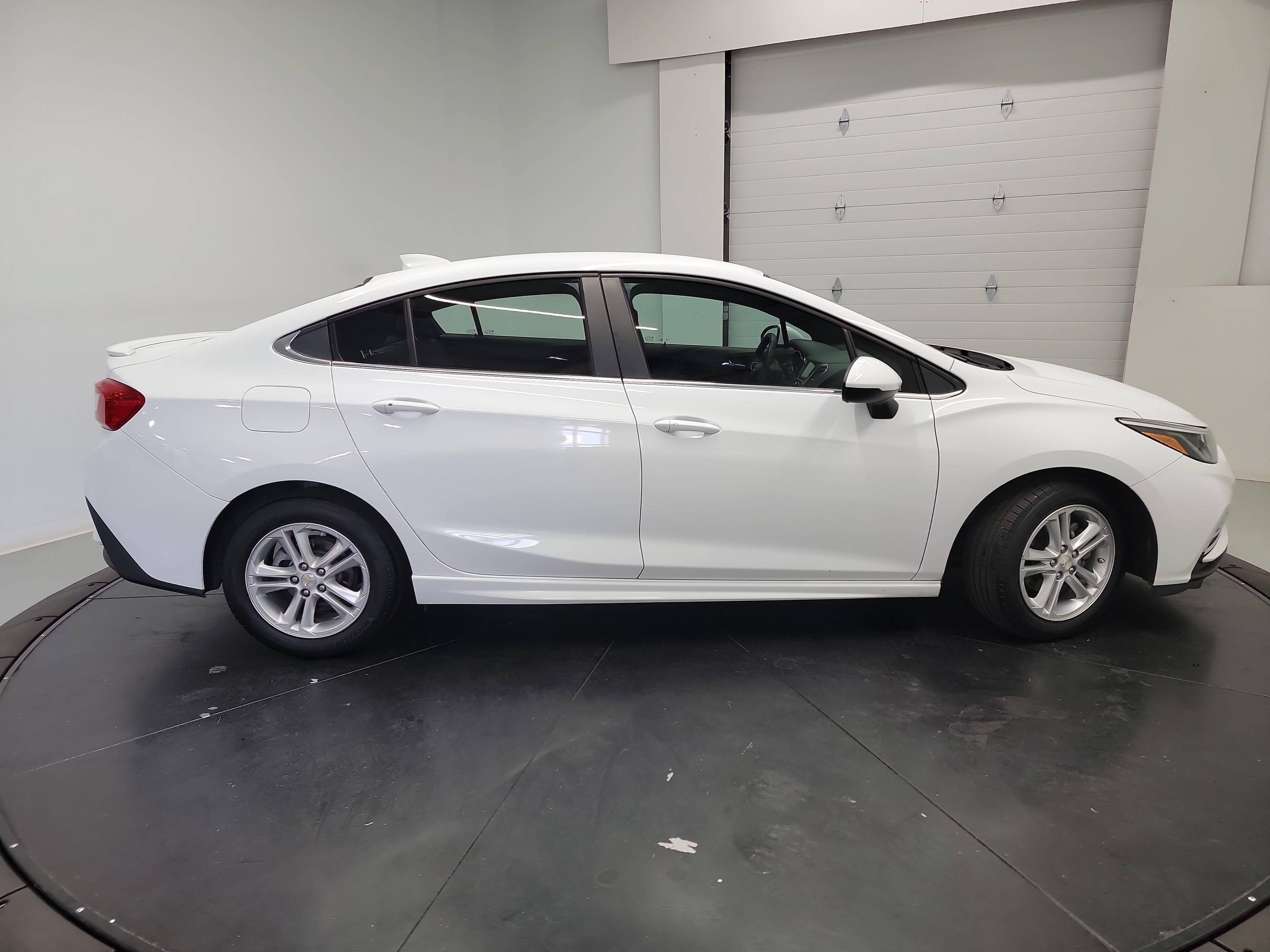 Used 2017 Chevrolet Cruze LT w/ Convenience Package FWD image 11