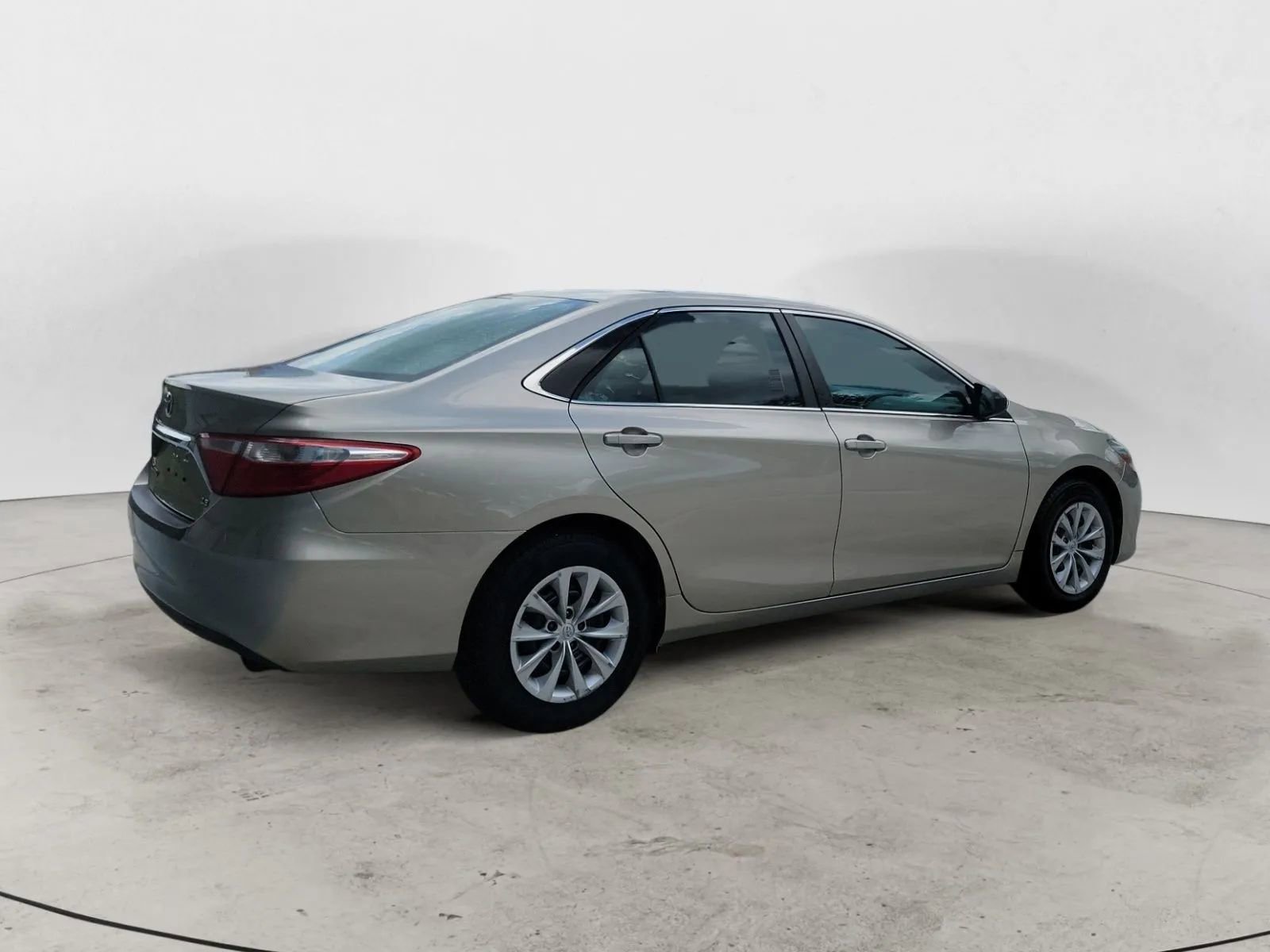 Used 2015 Toyota Camry LE image 4