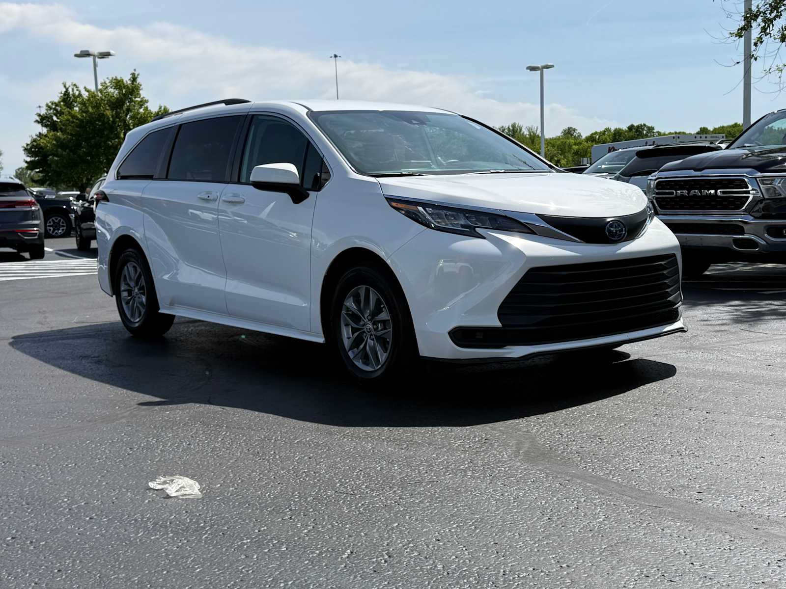 Certified 2022 Toyota Sienna LE FWD image 3
