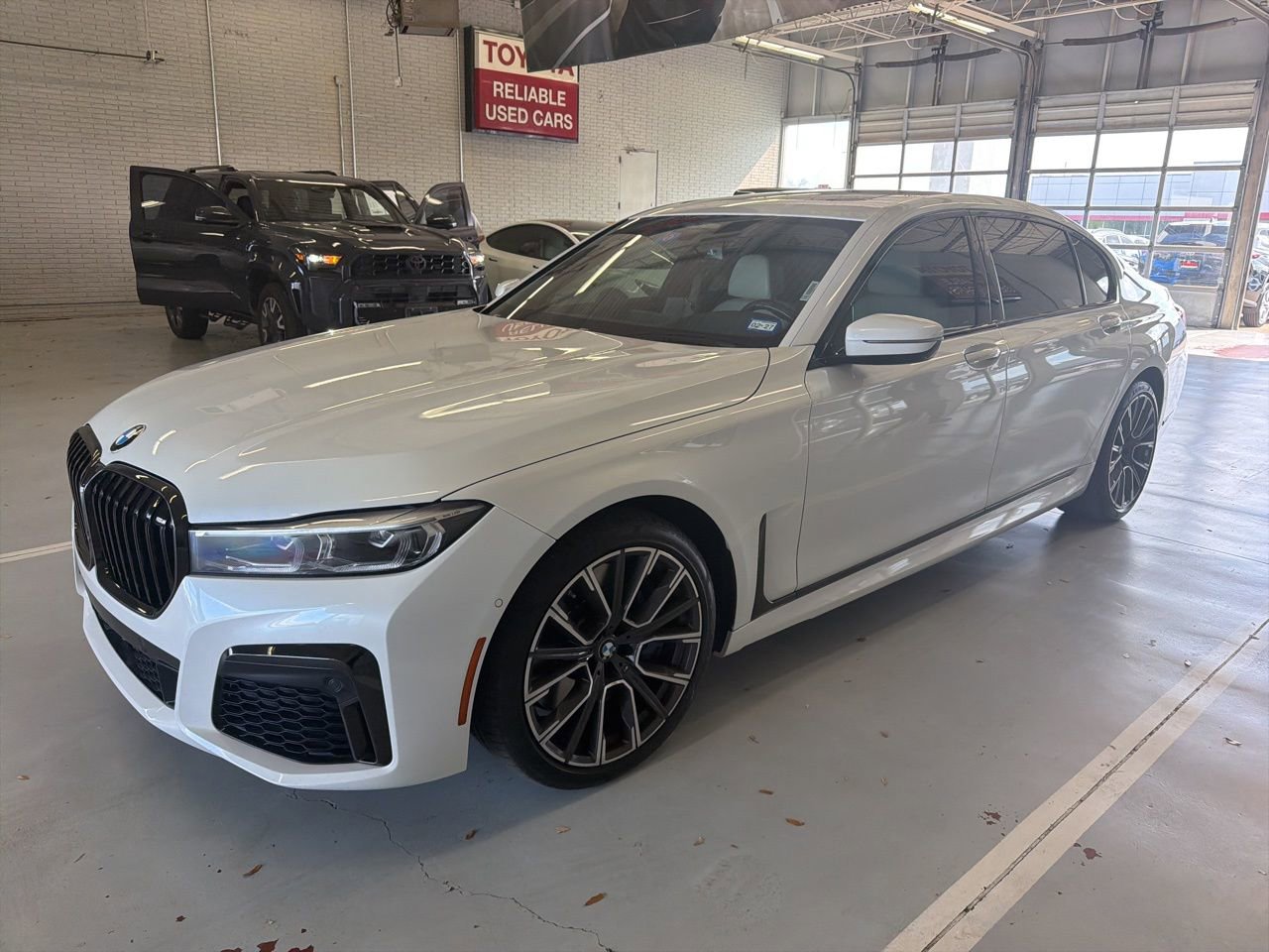 Used 2022 BMW 740i w/ M Sport Package image 1