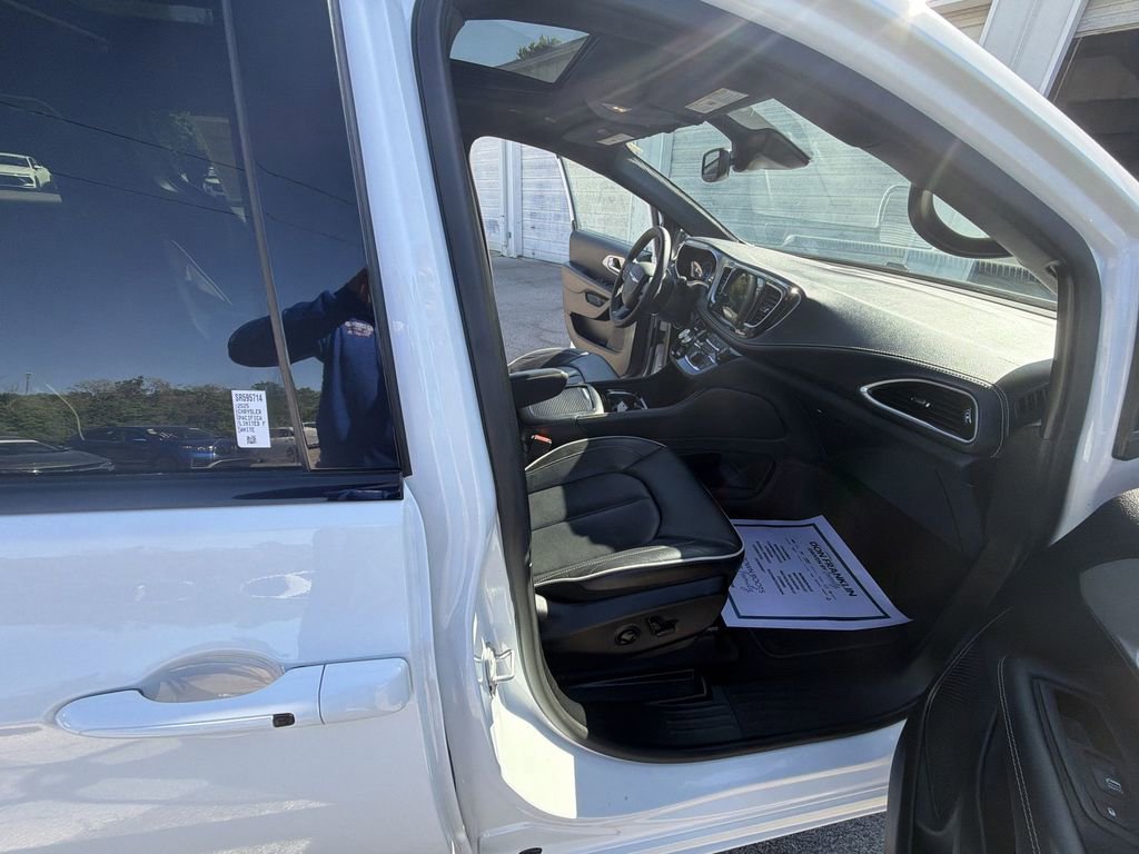 Used 2025 Chrysler Pacifica Limited FWD image 26