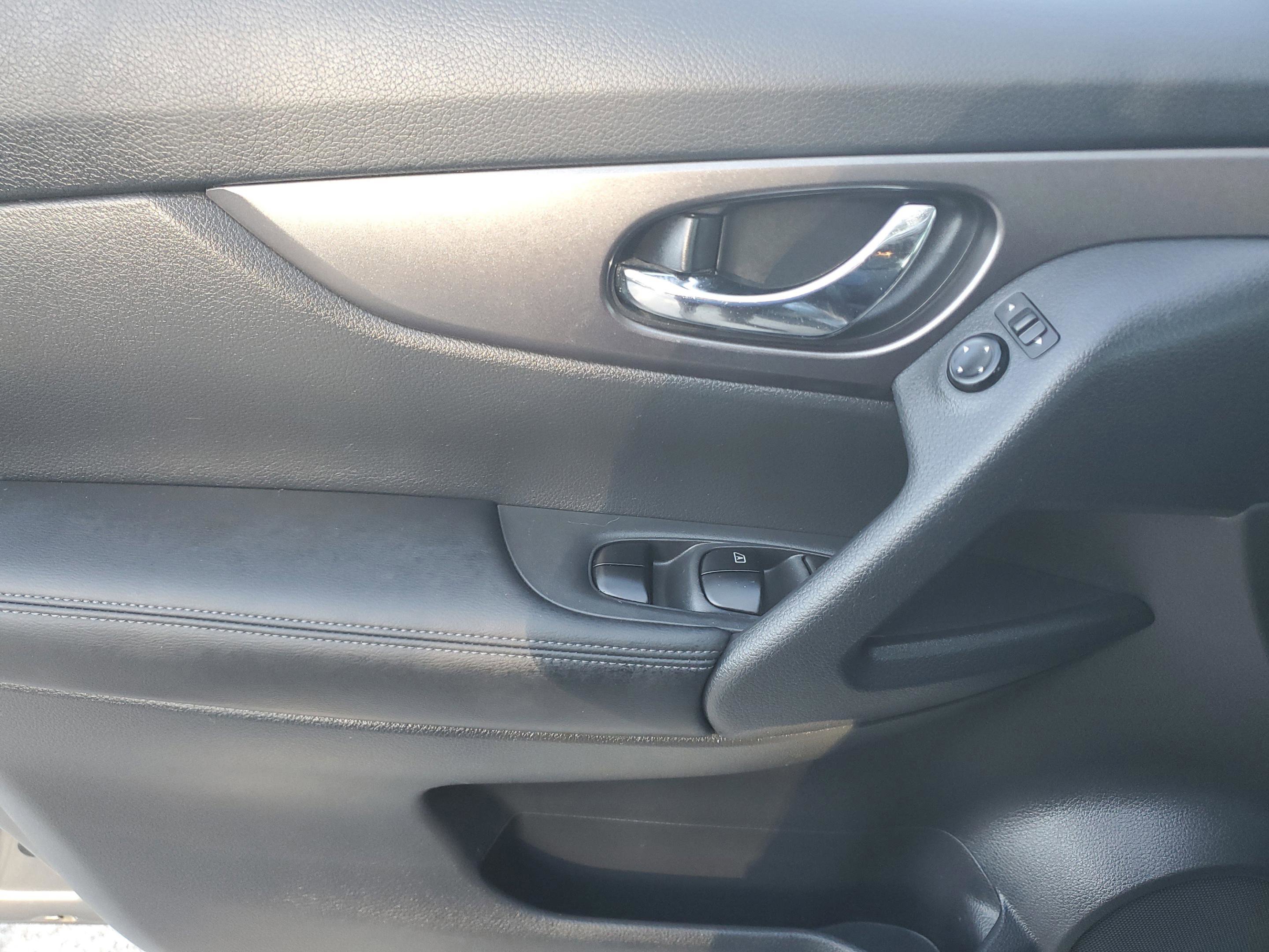 Used 2016 Nissan Rogue SV image 18