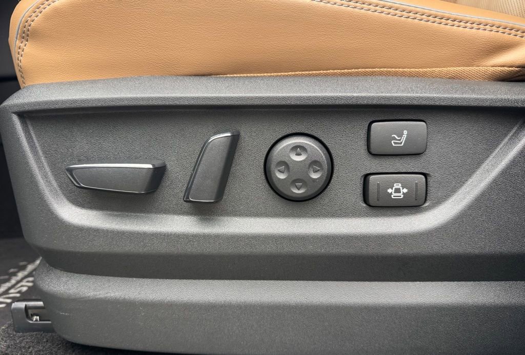 Used 2025 INFINITI QX80 Sensory image 12