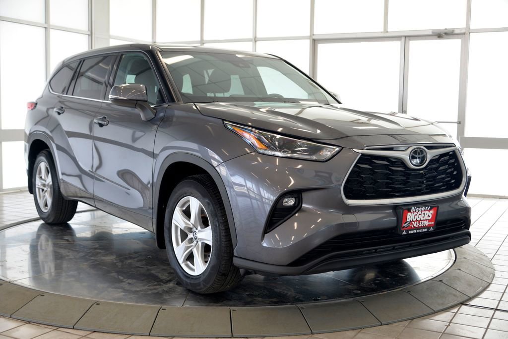 Used 2021 Toyota Highlander LE image 2