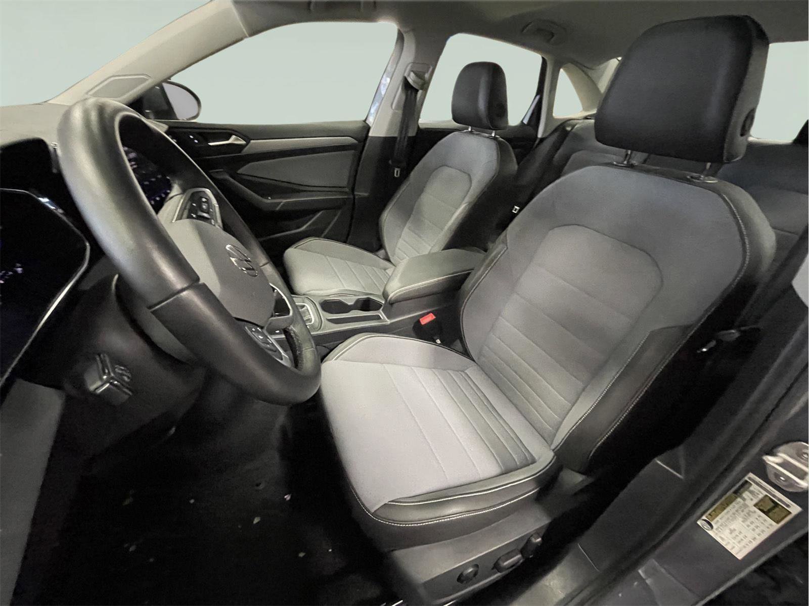 Used 2025 Volkswagen Jetta SE image 13