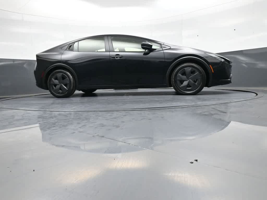 Certified 2025 Toyota Prius LE FWD image 29
