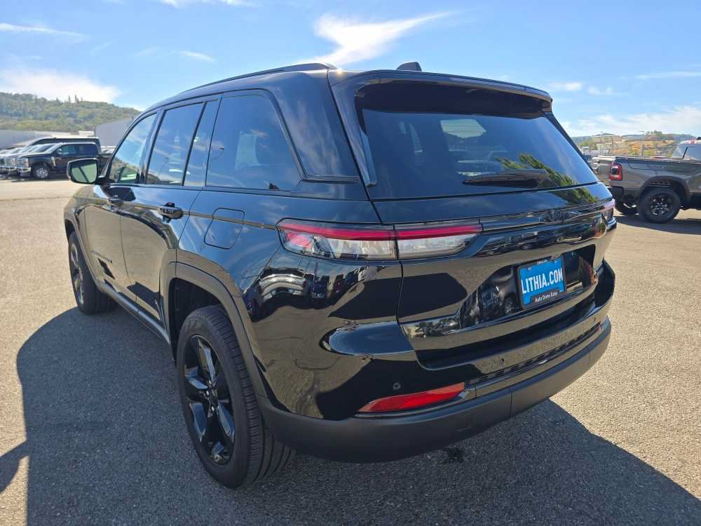 Used 2025 Jeep Grand Cherokee Limited w/ Black Appearance Package AWD/4WD image 3