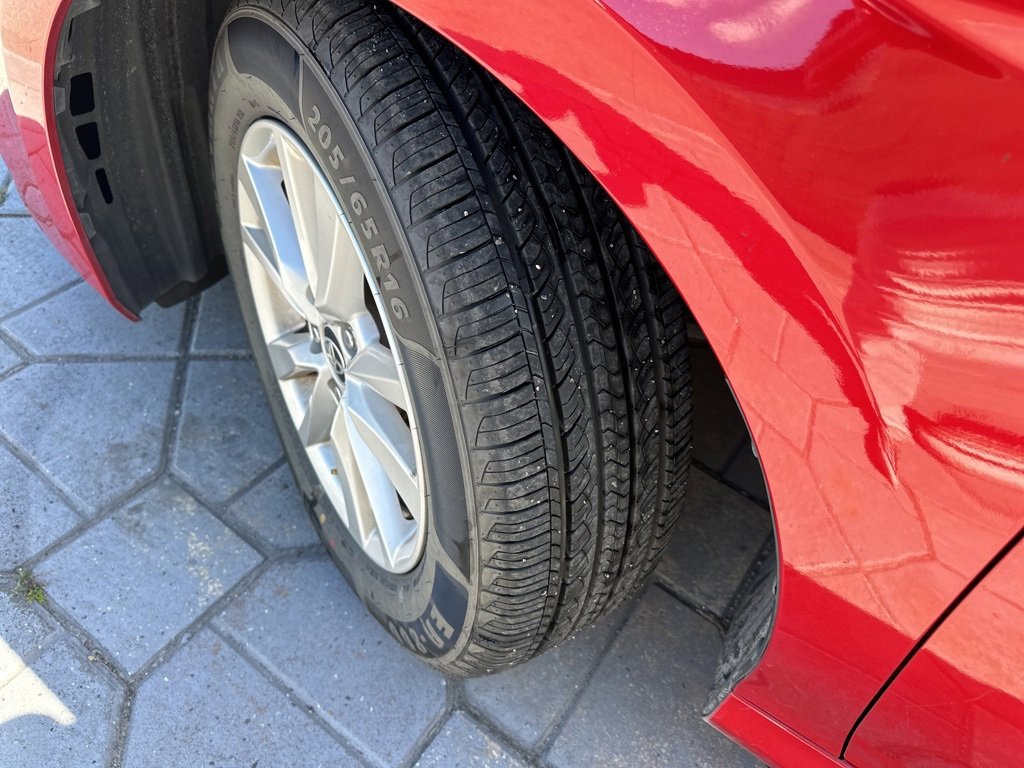 Used 2025 Toyota Camry LE image 9