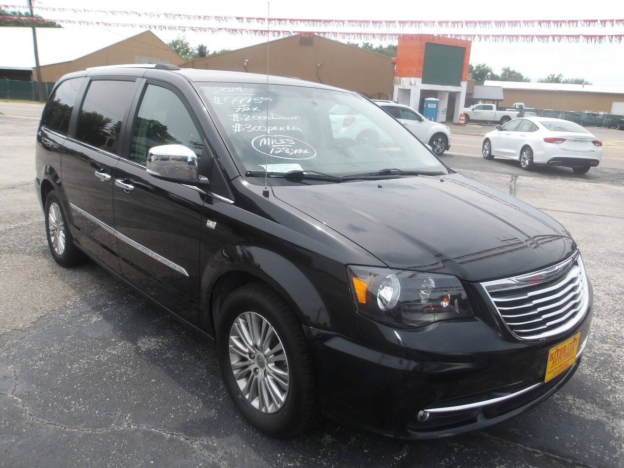 Used 2014 Chrysler Town & Country Touring-L FWD image 1