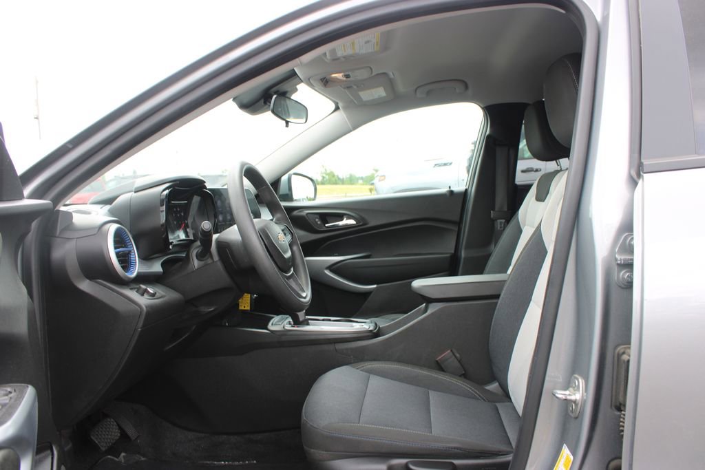 Used 2024 Chevrolet Trax LS w/ LS Convenience Package FWD image 13
