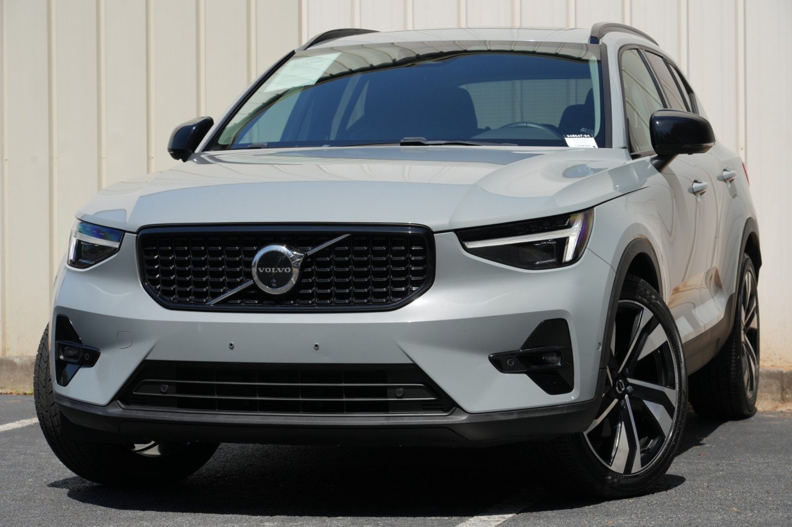 Used 2024 Volvo XC40 B5 Ultimate w/ Protection Package Premier AWD/4WD image 3