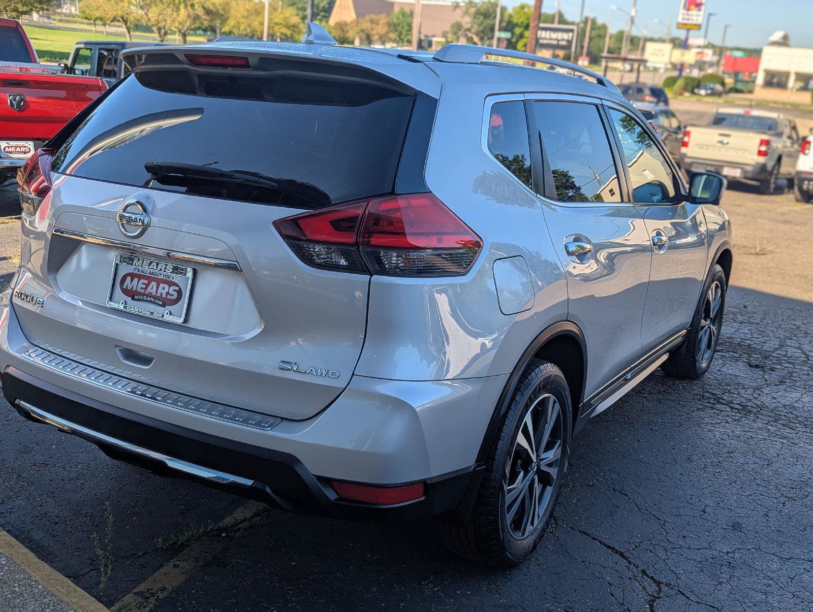 Used 2017 Nissan Rogue SL w/ SL Premium Package AWD/4WD image 9