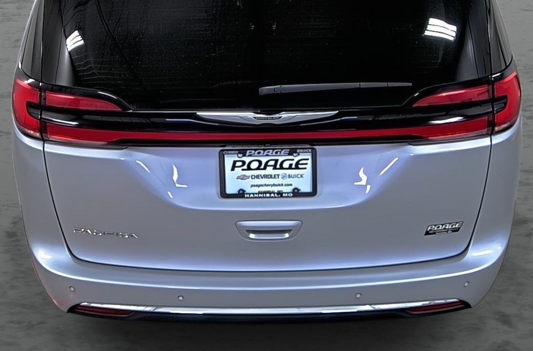 Used 2024 Chrysler Pacifica Touring-L FWD image 11
