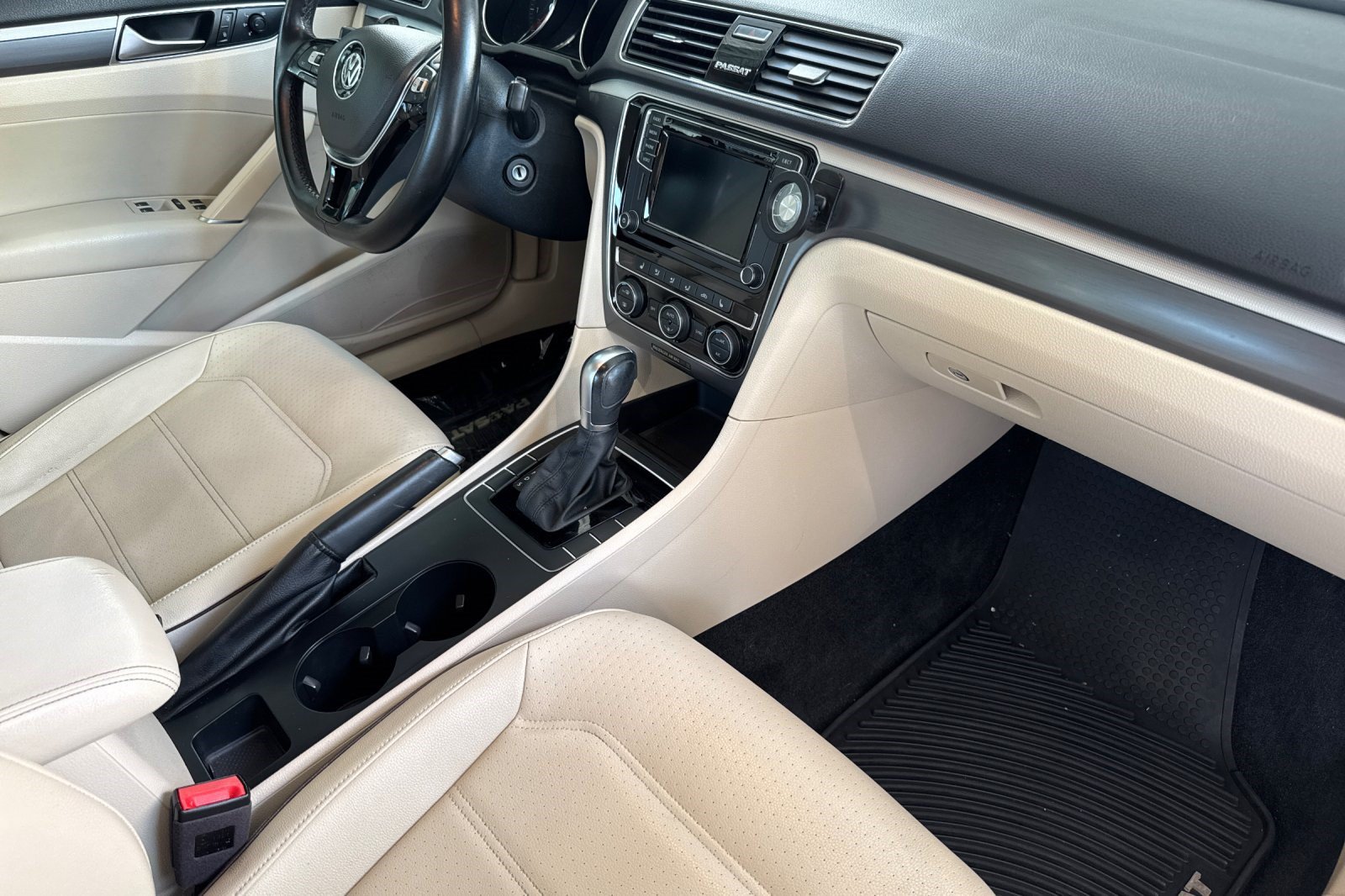 Used 2018 Volkswagen Passat 2.0T R-Line FWD image 19