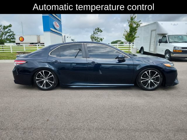 Used 2018 Toyota Camry SE w/ Moonroof Package FWD image 11