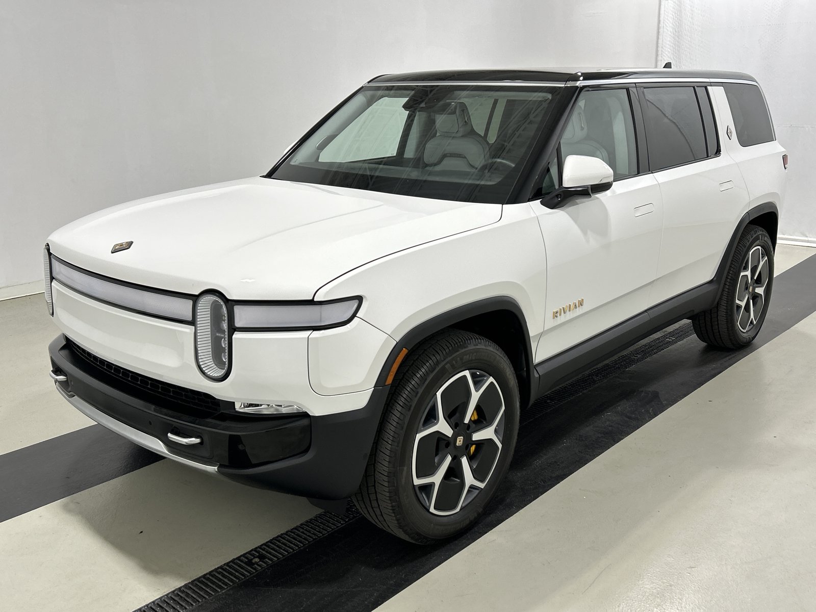 Used 2023 Rivian R1S Adventure AWD/4WD image 1