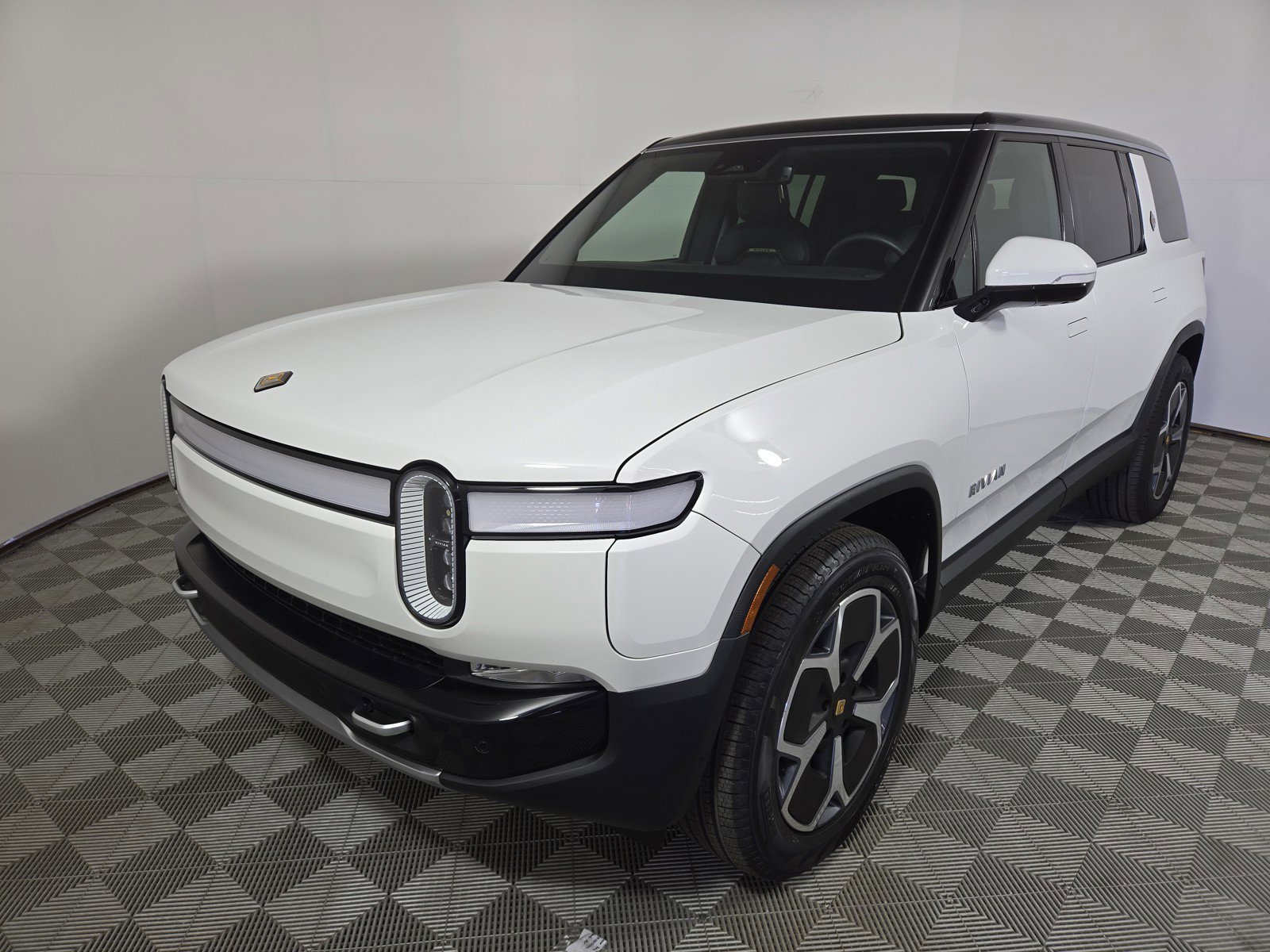 Used 2024 Rivian R1S Adventure AWD/4WD image 1