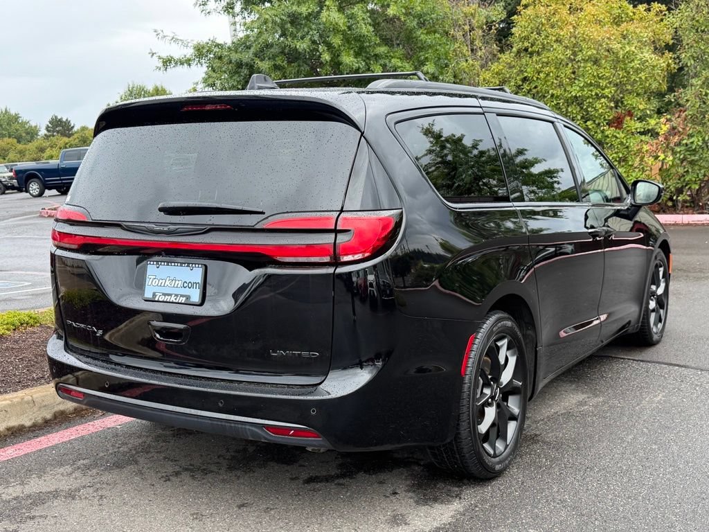 Used 2025 Chrysler Pacifica Limited FWD image 7