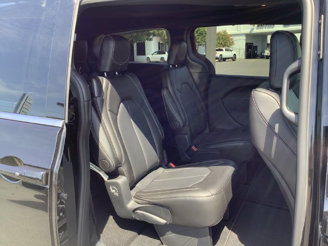 Used 2025 Chrysler Voyager LX FWD image 31