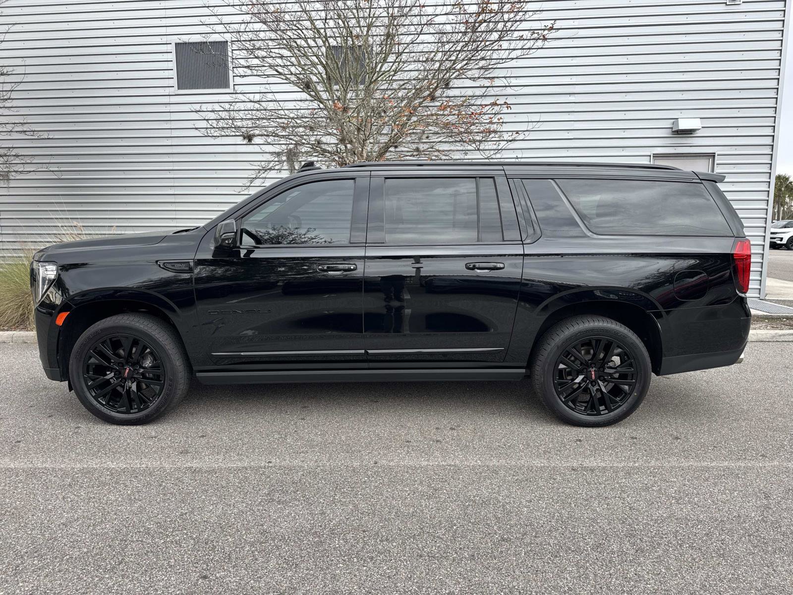 Used 2021 GMC Yukon XL Denali w/ Denali Ultimate Package image 2