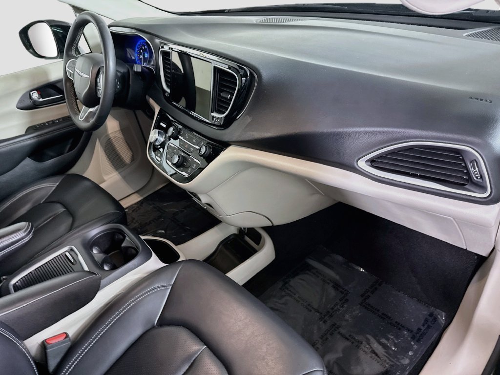 Used 2024 Chrysler Pacifica Touring-L FWD image 34