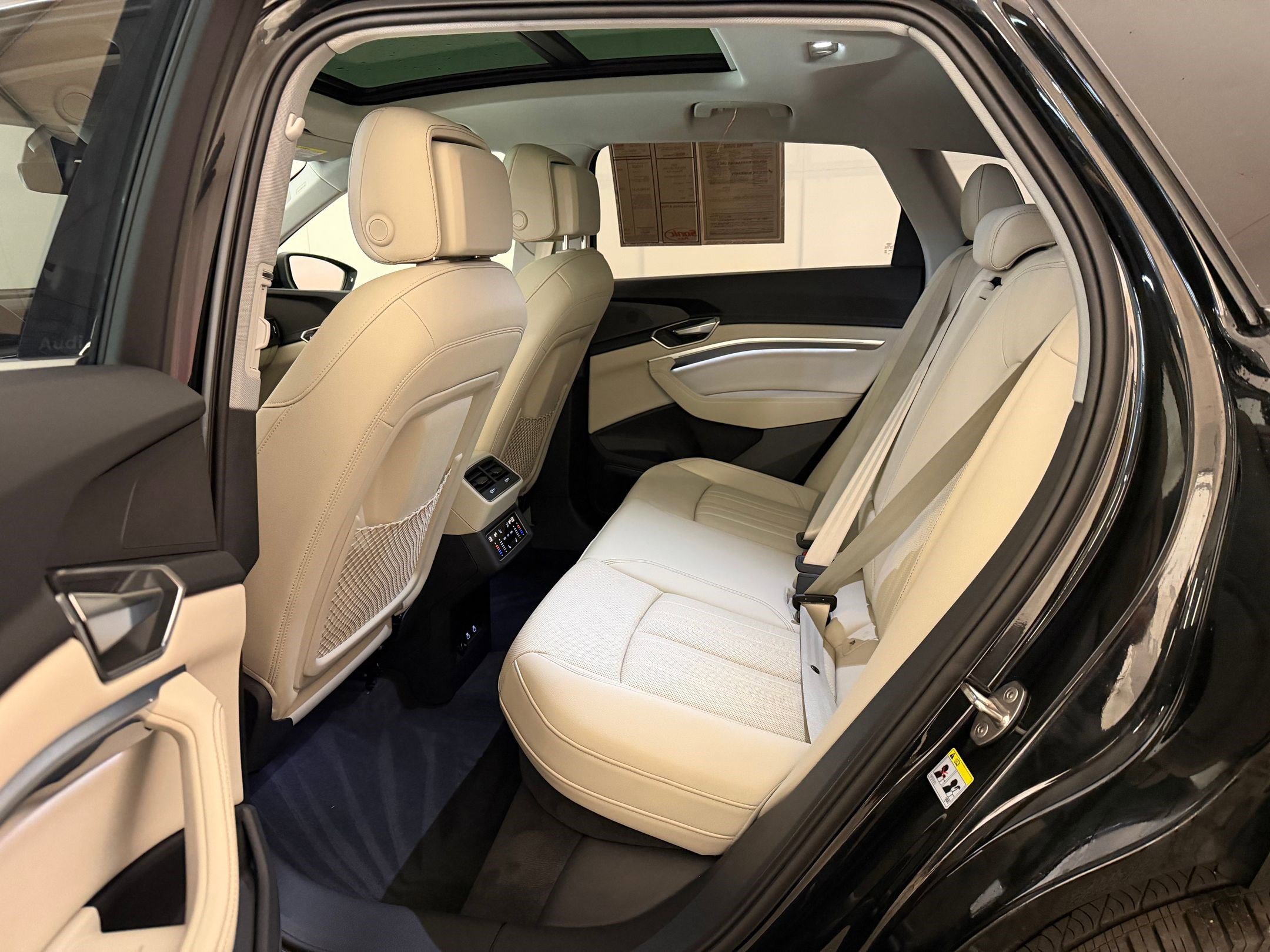 Used 2024 Audi Q8 e-tron Premium Plus w/ Premium Plus Package image 15