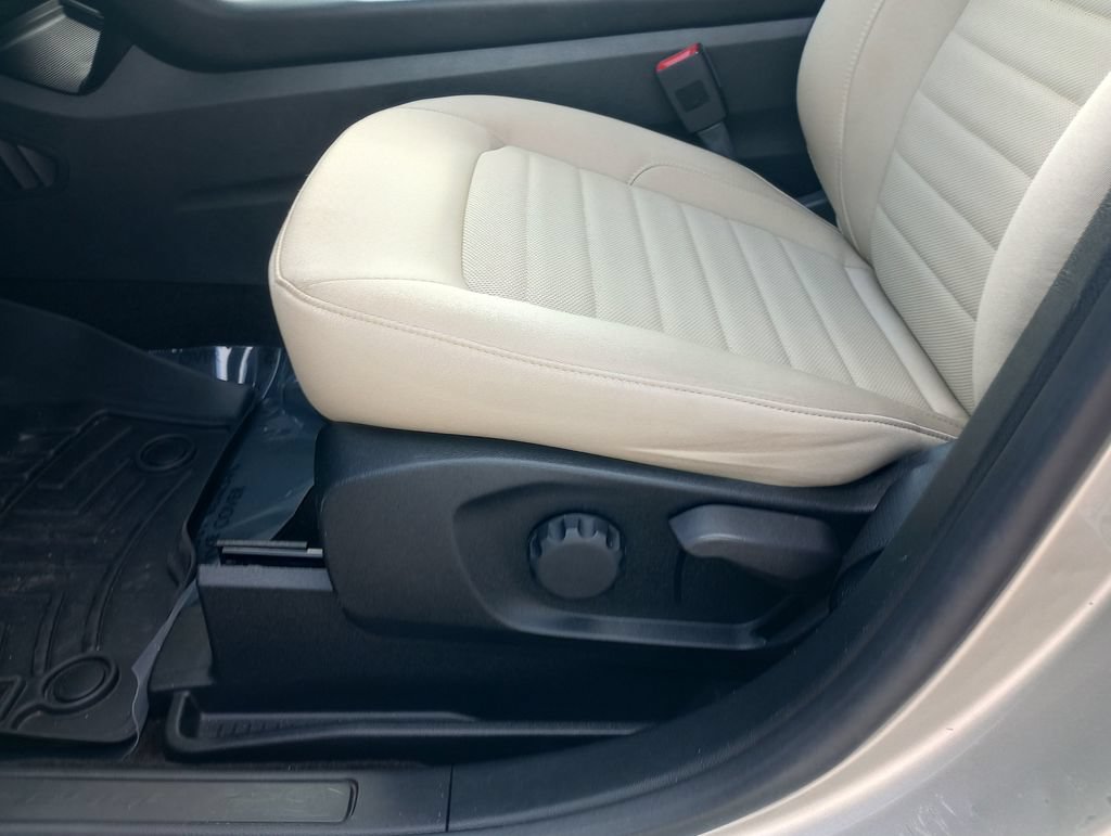 Certified 2018 Ford Edge SE FWD image 23