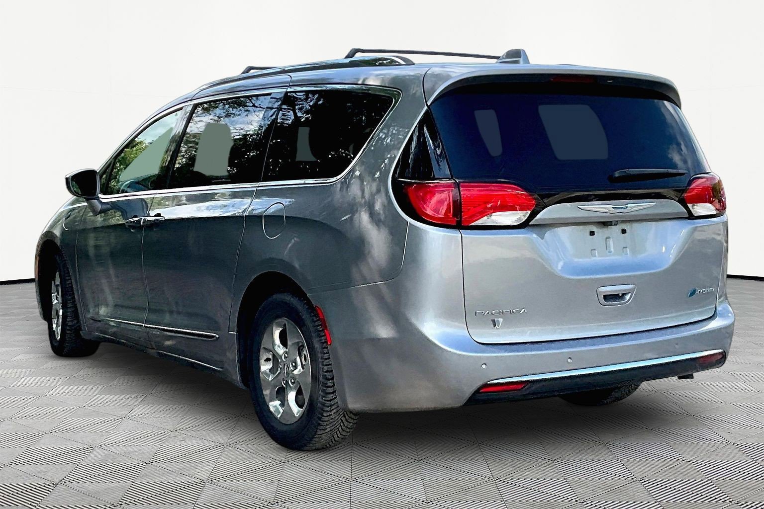 Used 2018 Chrysler Pacifica Touring-L image 4