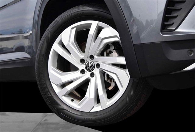 Used 2023 Volkswagen Atlas SE w/ Panoramic Sunroof Package image 3