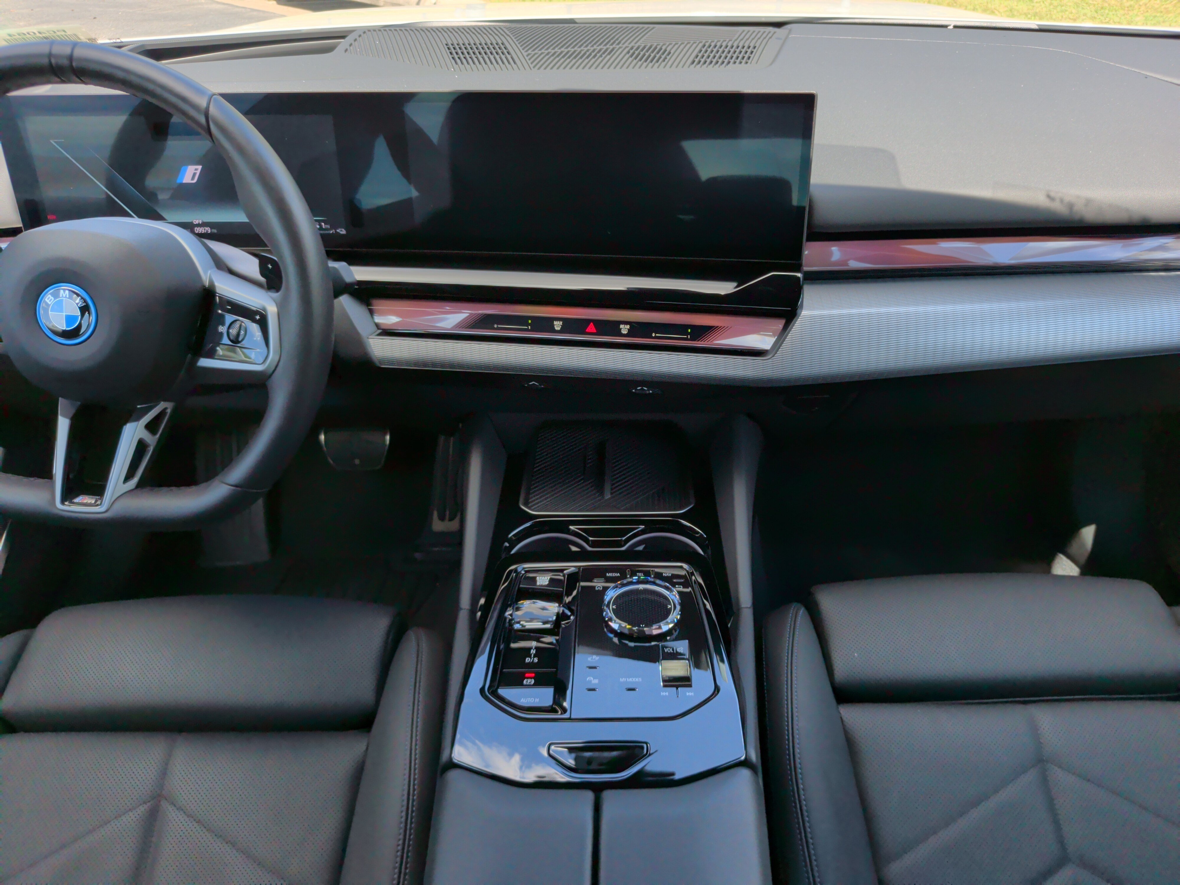 Certified 2026 BMW 550e xDrive w/ Executive Package AWD/4WD image 35