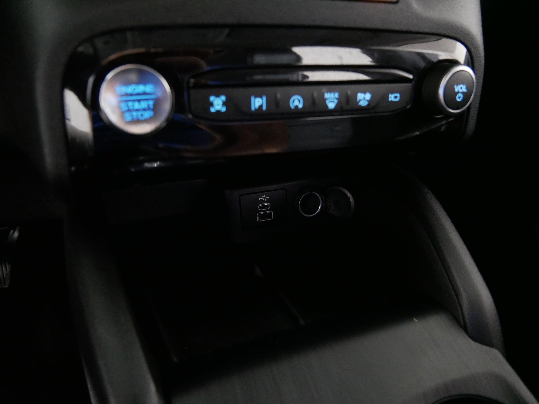 Used 2024 Ford Escape Platinum w/ Class II Trailer Tow Package image 29