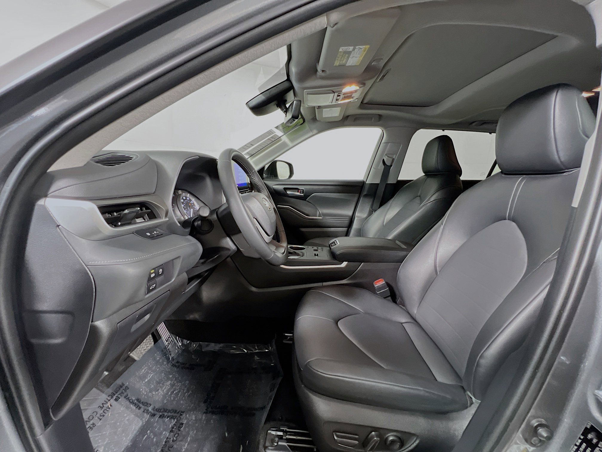 Used 2025 Toyota Highlander XLE image 15