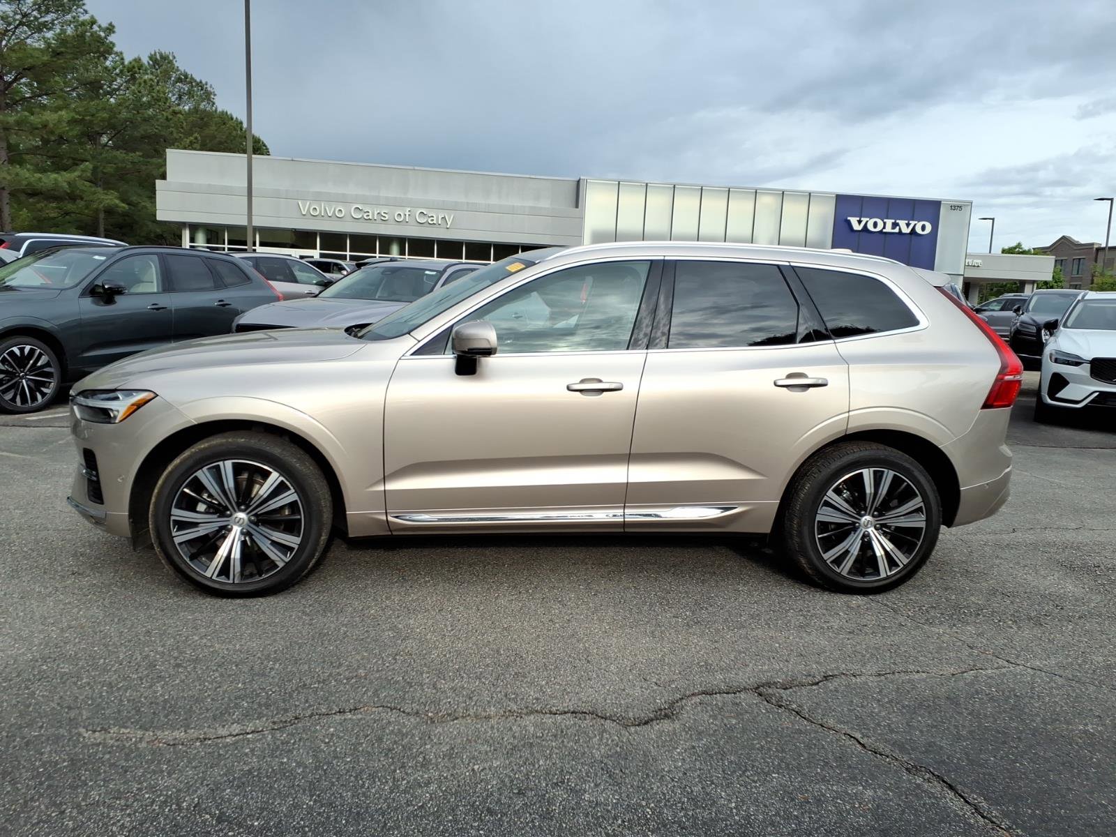 Used 2023 Volvo XC60 B5 Plus w/ Climate Package AWD/4WD image 8