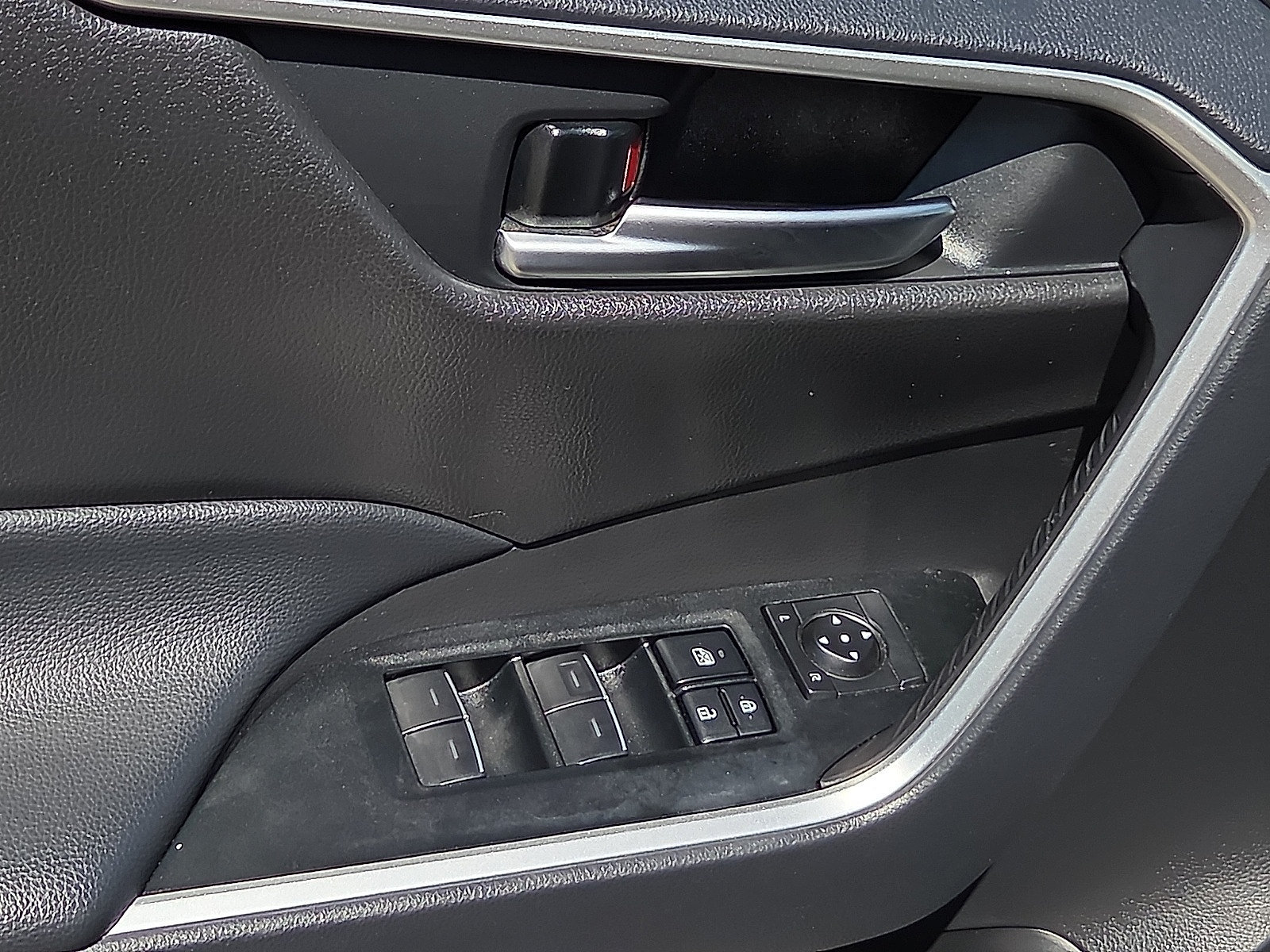 Used 2025 Toyota RAV4 XLE AWD/4WD image 13