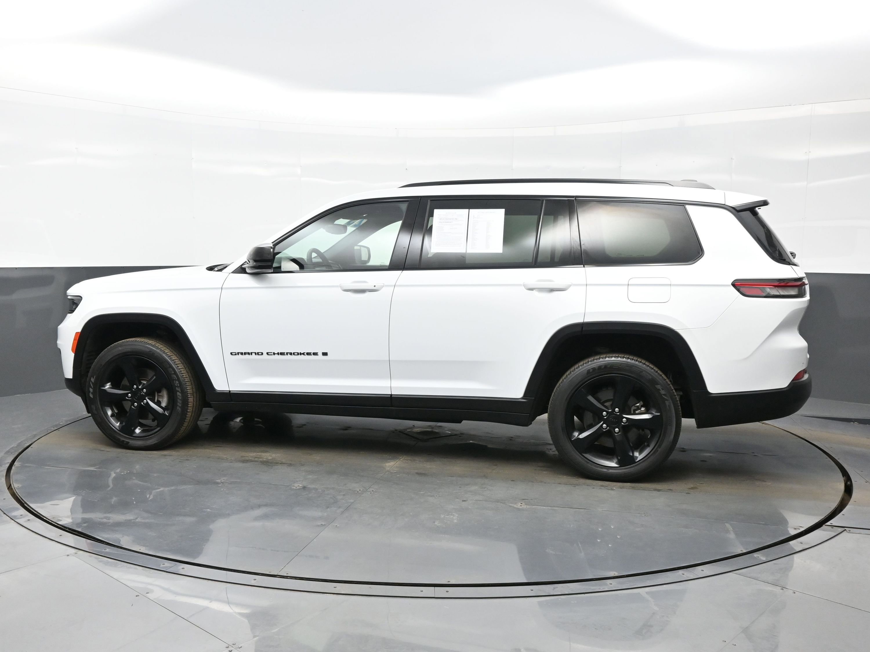 Used 2023 Jeep Grand Cherokee L Laredo image 3