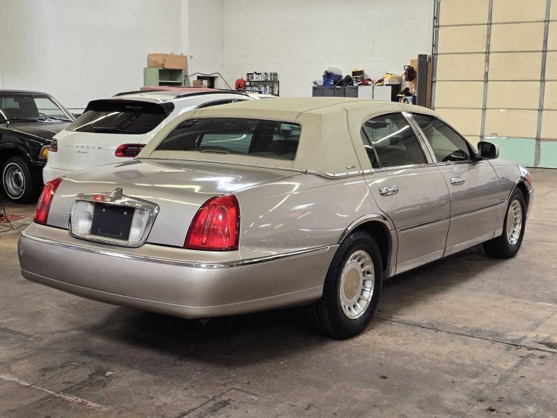 Used 2001 Lincoln Town Car Executive RWD image 17