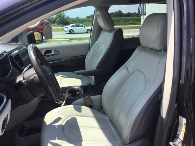 Used 2018 Chrysler Pacifica Touring-L w/ Premium Audio Group FWD image 14